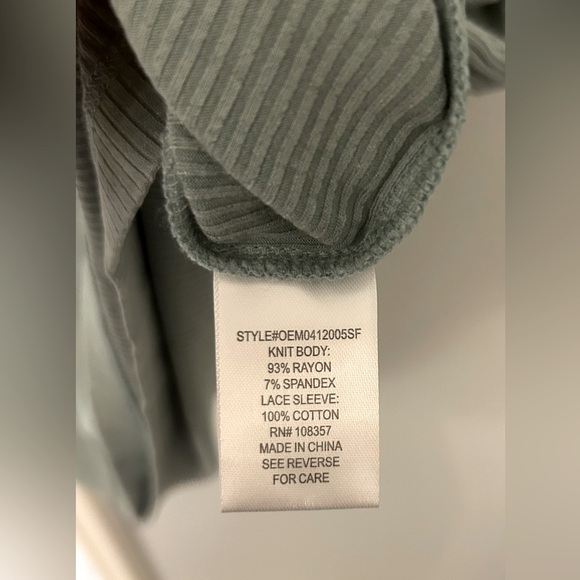 Design History Muni Eyelet Flutter Sleeve Knit Top -NWT - Picture 7 of 8